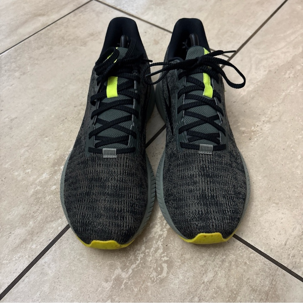 Brooks Launch 8. Size 9.5 Men’s (Medium D) 1103581D04. Amazing Condition